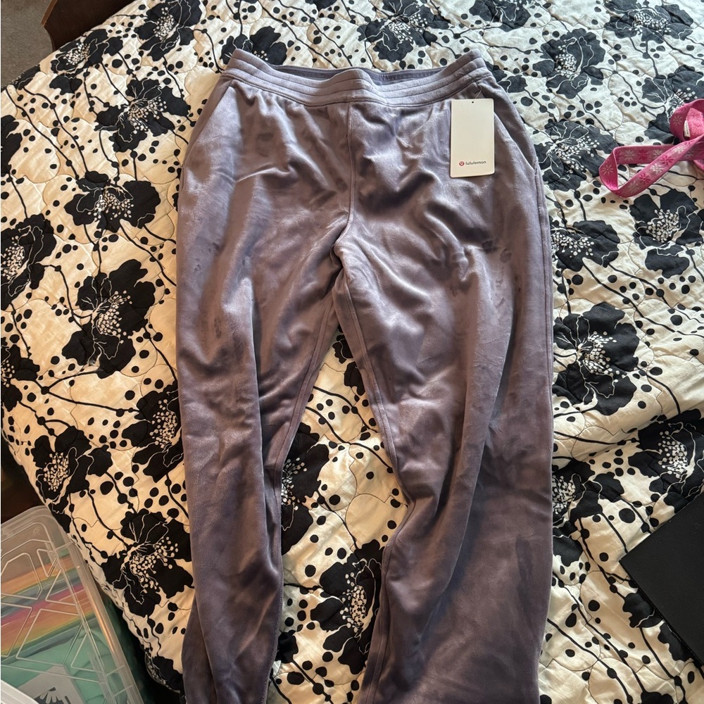 Scuba Straight Leg 7/8 Pant “Velvet” Lululemon Athletica Lavender Velour Joggers
